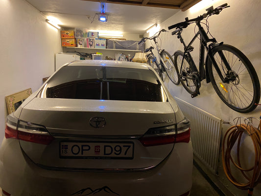 Jaki veggfesting í bílskúr